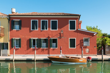 Fototapeta na wymiar Typical Venetian house with boat used for transportation.