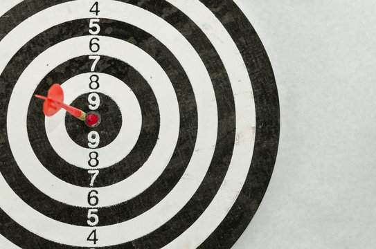 Arrow in the center of 25 points of a dart board