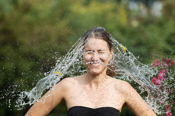 Frau mit Wassermütze