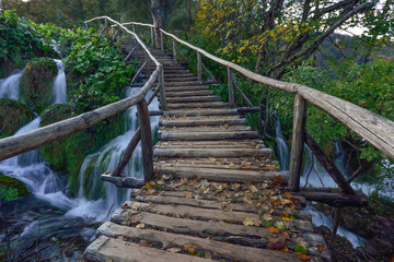 Wasserfälle, Gewässer und Wege im Nationalpark Plitvicer Seen in Kroatien