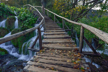 Wasserfälle, Gewässer und Wege im Nationalpark Plitvicer Seen in Kroatien