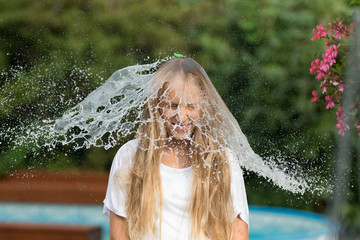 Mädchen mit Wassermütze