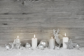 Shabby chic Holz Hintergrund mit Dekoration zu Weihnachten in grau, weiß und silber mit Kerzen.