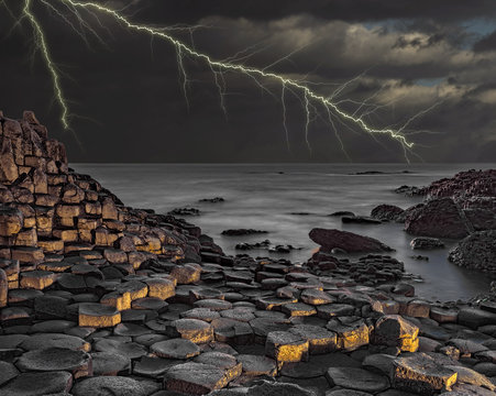 Irland K&uuml;ste Basaltfelsen mit Gewitter