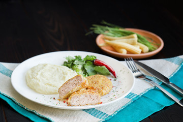 Котлеты из курятины на столе