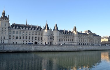Fototapeta na wymiar Palais de jutice et Tour de l'horloge
