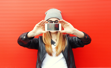 Hipster cool girl taking picture on smartphone self-portrait, sc - obrazy, fototapety, plakaty