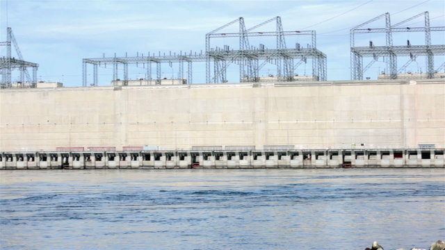 McNary Dam Columbia River Pan Across Spillway HD 7993