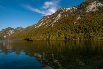 Fototapeta na wymiar Alpensee mit Passagierschiffen