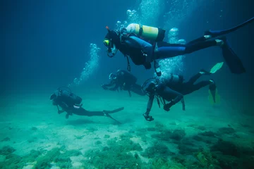Fototapete Sport Vier Taucher unter Wasser