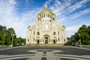Fototapeta na wymiar Naval Cathedral of St. Nicholas in Kronstadt, St-Petersburg.