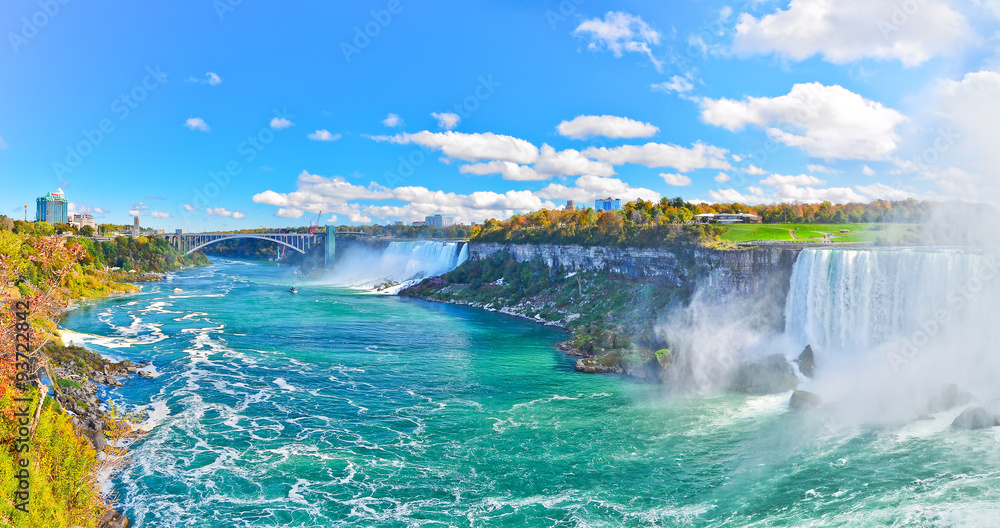 Wall mural panorama of niagara falls in autumn