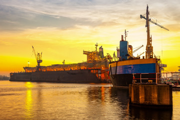 Obraz premium Shipyard in the morning light on Gdansk, Poland.