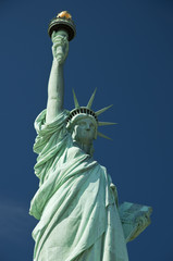 Fototapeta premium Statue of Liberty in New York City over blue sky, USA, Freiheitsstatue vor blauem Himmel in New York City