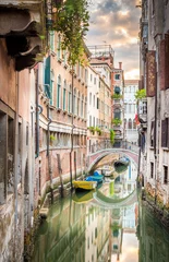 Fototapeten Enger Kanal in Venedig © Maciej Czekajewski