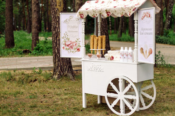 Wedding cart with ice cream © Alex Li