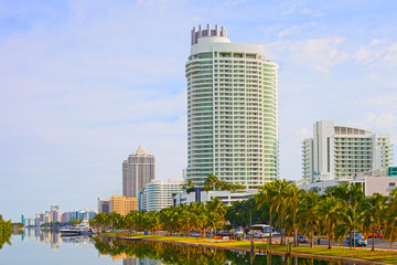 Obraz premium Miami Beach Florida buildings and palm trees by the water