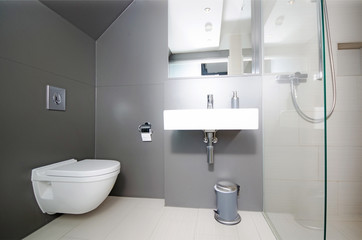 modernes Bad mit Dusche