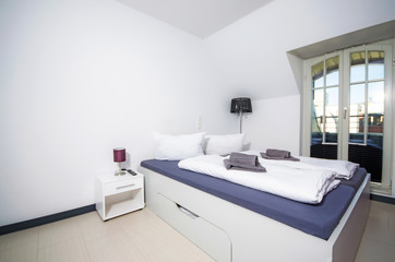 Obraz na płótnie Canvas Schlafzimmer mit Bett und Fenster