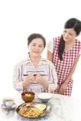 食事を楽しむ年配者