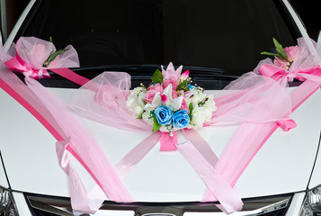 The weddig flowers decoration on the car