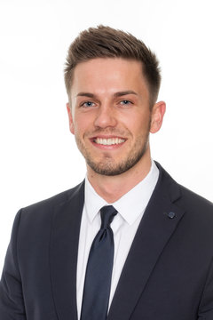 L&auml;chelnder junger Mann im Portrait