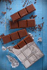 tavoletta di cioccolato avvolta nella carta stagnola