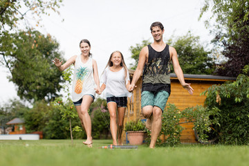 Familie läuft über einen Wassersprenger