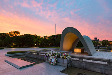 広島平和記念公園 原爆死没者慰霊碑