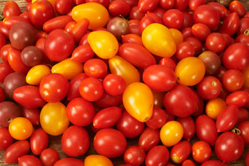 Fototapeta na wymiar fresh tomato on wooden kitchen table