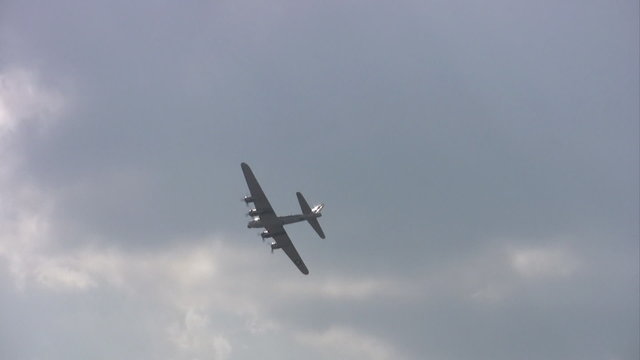 B17 Flying Fortress Flying 5 parts HD