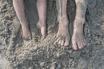 砂だらけの足