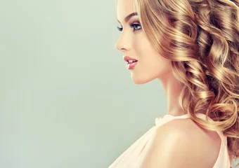 Photo sur Plexiglas Salon de coiffure Sourire Belle fille cheveux brun clair avec une coiffure élégante, vague de cheveux, coiffure frisée