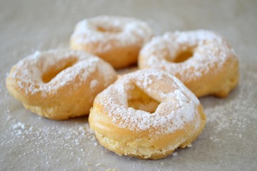 Profiterole rings with cream and icing sugar