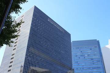 Obraz premium 大阪 梅田 ビジネス街と大阪駅とデパート