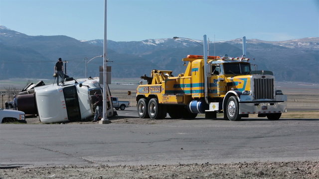 Accident truck trailer rollover tow truck helps HD 2423