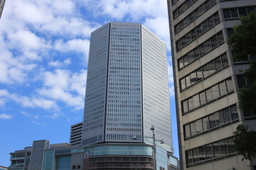 大阪　梅田　ビジネス街と大阪駅とデパート