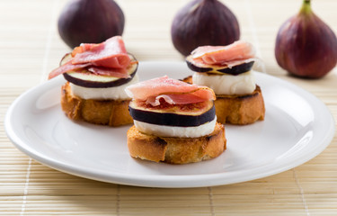 figs with cheese and prosciutto
