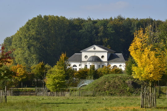 Le th&eacute;&acirc;tre en pleine nature en automne ,l'une des d&eacute;pendances du ch&acirc;teau de Seneffe en Hainaut 