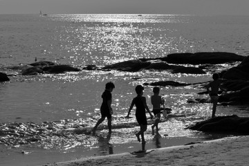 Fototapeta na wymiar Kinder am Strand
