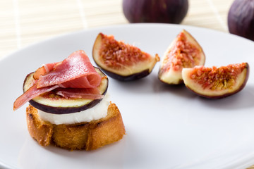 figs with cheese and prosciutto