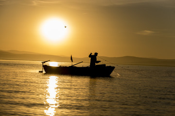 güneş doğarken balıkçılık yapmak