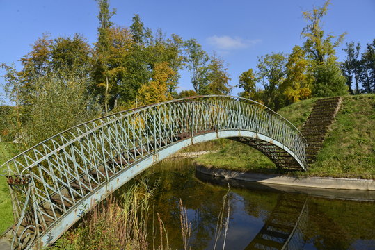 Le pont romantique en fer forg&eacute; mais l'acc&egrave;s est interdit pour cause de rouille au parc du ch&acirc;teau de seneffe