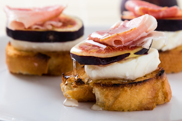 figs with cheese, prosciutto and honey