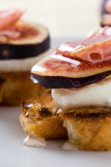 figs with cheese, prosciutto and honey