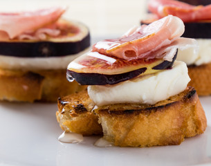 figs with cheese, prosciutto and honey
