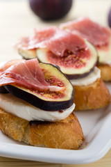 figs with cheese and prosciutto