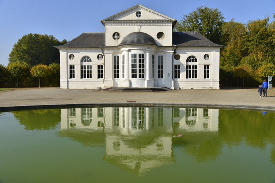 Le th&eacute;&acirc;tre du ch&acirc;teau de Seneffe en Hainaut devant sa pi&egrave;ce d'eau ovale