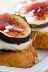 figs with cheese, prosciutto and honey