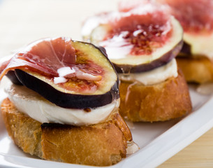 figs with cheese, prosciutto and honey